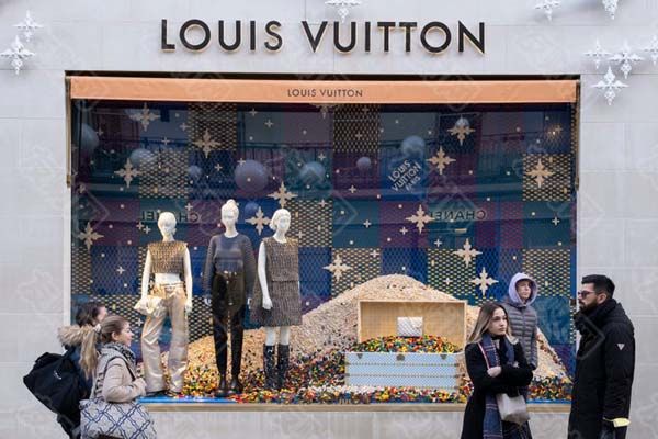 2024年10月18日:随着对经济长期低迷的担忧加剧 奢侈品类股出现下跌